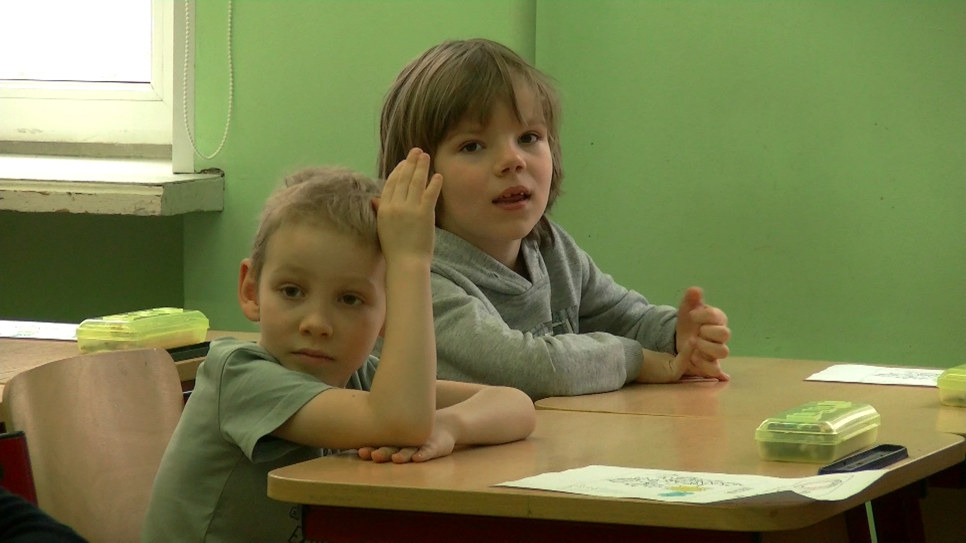 в театр приехали 36 первоклассников и 42